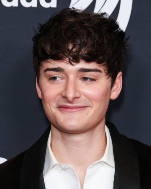 Noah Schnapp, 5 Mart 2026 'da Beverly Hilton Hotel' de düzenlenen 37. Yıllık GLAAD (Eşcinsel ve Lezbiyen İftiraya Karşı İttifak) Medya Ödülleri 'ne geldi..