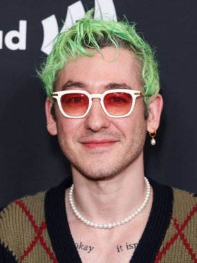 Sam Haft, 5 Mart 2026 'da Beverly Hilton Hotel' de düzenlenen 37. Yıllık GLAAD (Eşcinsel ve Lezbiyen İftiraya Karşı İttifak) Medya Ödülleri 'ne geldi..