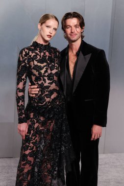 Abby Champion ve Patrick Schwarzenegger, 15 Mart 2026 'da Los Angeles County Müzesi' ndeki David Geffen Galerisi 'nde düzenlenen 2026 Vanity Fair Oscar Party' ye geldiler.