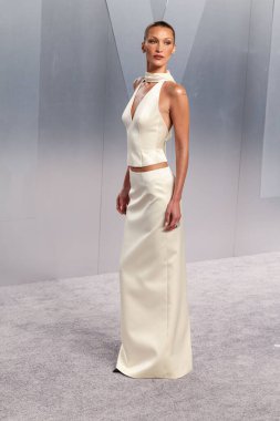 Prada ve Chopard mücevherleri giyen Bella Hadid, 15 Mart 2026 'da Los Angeles İlçe Sanat Müzesi' nde Mark Guiducci 'nin ev sahipliği yaptığı 2026 Vanity Fair Oscar Partisi' ne geldi..