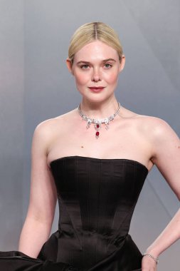 Sarah Burton 'ın özel Givenchy giydiği Elle Fanning, Los Angeles İlçe Sanat Müzesi' ndeki David Geffen Galerileri 'nde (LACMA) düzenlenen Mark Guiducci' nin ev sahipliğini yaptığı 2026 Vanity Fair Oscar Party 'ye (98.)