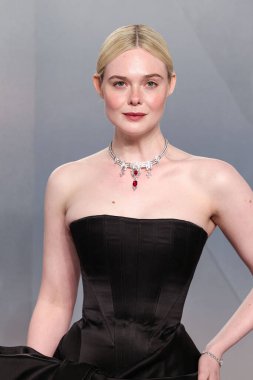 Sarah Burton 'ın özel Givenchy giydiği Elle Fanning, Los Angeles İlçe Sanat Müzesi' ndeki David Geffen Galerileri 'nde (LACMA) düzenlenen Mark Guiducci' nin ev sahipliğini yaptığı 2026 Vanity Fair Oscar Party 'ye (98.)