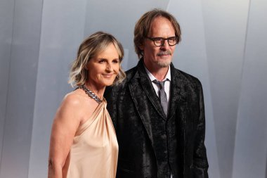 Helen Hunt, Stella McCartney ve Martin Katz mücevherlerini takarken Jeffrey Nordling, 15 Mart 2026 'da Los Angeles County Sanat Müzesi' nde Mark Guiducci 'nin ev sahipliği yaptığı 2026 Vanity Fair Oscar Partisi' ne geldi..
