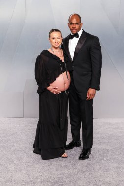 Jennifer Meyer ve Geoffrey Ogunlesi, 15 Mart 2026 'da Los Angeles İlçe Sanat Müzesi' ndeki (LACMA) David Geffen Galerisi 'nde düzenlenen Mark Guiducci' nin ev sahipliğini yaptığı 2026 Vanity Fair Oscar Party 'ye (98.