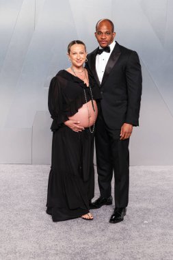 Jennifer Meyer ve Geoffrey Ogunlesi, 15 Mart 2026 'da Los Angeles İlçe Sanat Müzesi' ndeki (LACMA) David Geffen Galerisi 'nde düzenlenen Mark Guiducci' nin ev sahipliğini yaptığı 2026 Vanity Fair Oscar Party 'ye (98.