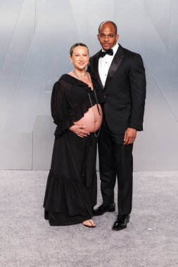 Jennifer Meyer ve Geoffrey Ogunlesi, 15 Mart 2026 'da Los Angeles İlçe Sanat Müzesi' ndeki (LACMA) David Geffen Galerisi 'nde düzenlenen Mark Guiducci' nin ev sahipliğini yaptığı 2026 Vanity Fair Oscar Party 'ye (98.