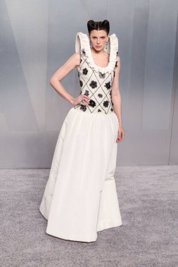 Viktor ve Rolf 'u giyen Julia Fox, 15 Mart 2026' da Los Angeles İlçe Sanat Müzesi 'ndeki (LACMA) David Geffen Galerisi' nde düzenlenen Mark Guiducci 'nin ev sahipliğini yaptığı 2026 Vanity Fair Oscar Party' ye (98.