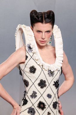 Viktor ve Rolf 'u giyen Julia Fox, 15 Mart 2026' da Los Angeles İlçe Sanat Müzesi 'ndeki (LACMA) David Geffen Galerisi' nde düzenlenen Mark Guiducci 'nin ev sahipliğini yaptığı 2026 Vanity Fair Oscar Party' ye (98.