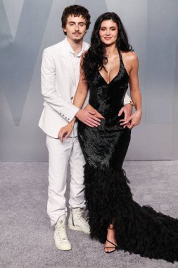 Krom Kalpli Timothee Chalamet ve McQueen 'li kız arkadaşı Kylie Jenner, Los Angeles İlçe Müzesi' ndeki David Geffen Galerisi 'nde düzenlenen Mark Guiducci' nin düzenlediği Vanity Fair Oscar Partisi 'ne (98.