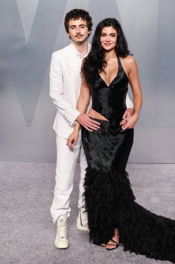 Krom Kalpli Timothee Chalamet ve McQueen 'li kız arkadaşı Kylie Jenner, Los Angeles İlçe Müzesi' ndeki David Geffen Galerisi 'nde düzenlenen Mark Guiducci' nin düzenlediği Vanity Fair Oscar Partisi 'ne (98.