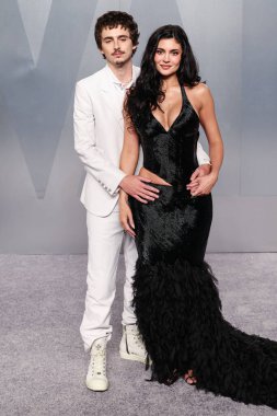 Krom Kalpli Timothee Chalamet ve McQueen 'li kız arkadaşı Kylie Jenner, Los Angeles İlçe Müzesi' ndeki David Geffen Galerisi 'nde düzenlenen Mark Guiducci' nin düzenlediği Vanity Fair Oscar Partisi 'ne (98.
