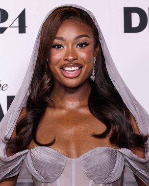 Andrew Kwon SS26 RTW giyen Coco Jones (Briana Andalore tarafından tasarlandı), 17 Mart 2026 'da Los Angeles, Kaliforniya, ABD' de bulunan The Directors Guild of America 'daki DGA Tiyatro Kompleksi' nde düzenlenen A24 'ün Los Angeles galasına geldi.