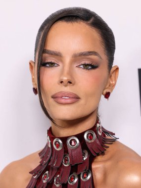 Maura Higgins, 17 Mart 2026 'da Amerika Yönetmenler Birliği' ndeki DGA Tiyatrosu Kompleksi 'nde düzenlenen A24' ün Los Angeles prömiyerine geldi..