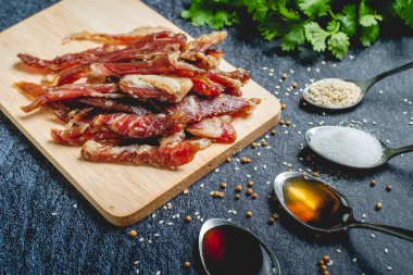 kızartılmış güneşte kurutulmuş domuz eti (Moo dad deaw), Tayland yemeği