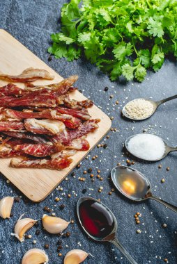 kızartılmış güneşte kurutulmuş domuz eti (Moo dad deaw), Tayland yemeği