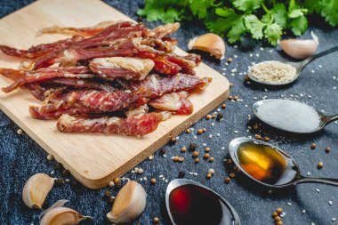 kızartılmış güneşte kurutulmuş domuz eti (Moo dad deaw), Tayland yemeği