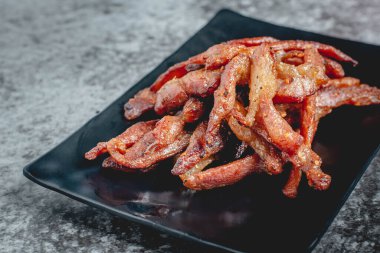 kızartılmış güneşte kurutulmuş domuz eti (Moo dad deaw), Tayland yemeği