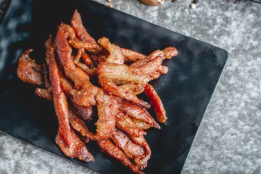 kızartılmış güneşte kurutulmuş domuz eti (Moo dad deaw), Tayland yemeği