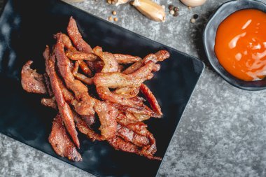 kızartılmış güneşte kurutulmuş domuz eti (Moo dad deaw), Tayland yemeği