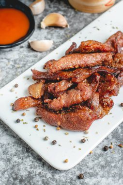 kızartılmış güneşte kurutulmuş domuz eti (Moo dad deaw), Tayland yemeği