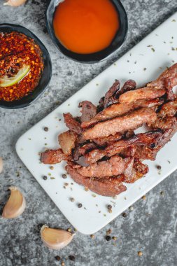 kızartılmış güneşte kurutulmuş domuz eti (Moo dad deaw), Tayland yemeği