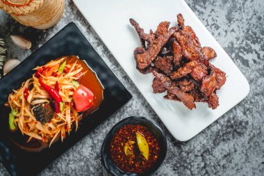 Kızarmış güneşte kurutulmuş domuz eti (Moo dad deaw) papaya salatası (som tum), Tayland yemeği