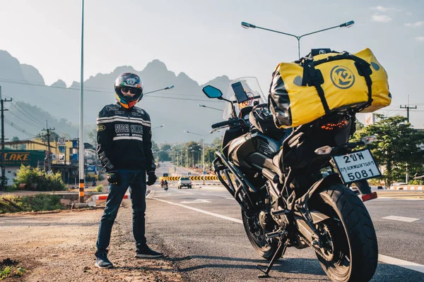 Неизвестный Велогонщик Мотоцикле Kawasaki Versys 650 Канчанабури Таиланд День — стоковое фото