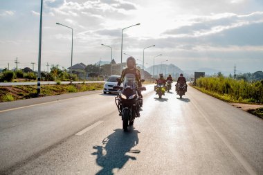Tayland Chaing Rai 'de Kawasaki Versys 650 motosikletli kimliği belirsiz bir sürücü. 30