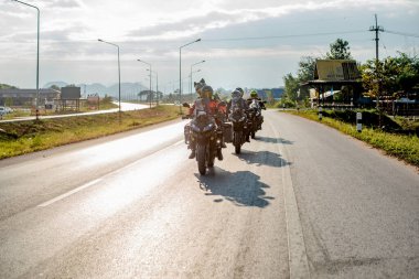 Tayland Chaing Rai 'de Kawasaki Versys 650 motosikletli kimliği belirsiz bir sürücü. 30