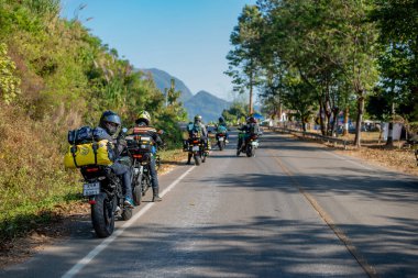 Tayland Chaing Rai 'de Kawasaki Versys 650 motosikletli kimliği belirsiz bir sürücü. 30