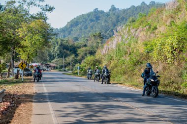 Tayland Chaing Rai 'de Kawasaki Versys 650 motosikletli kimliği belirsiz bir sürücü. 30