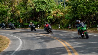 Tayland Chaing Rai 'de Kawasaki Versys 650 motosikletli kimliği belirsiz bir sürücü. 30 Aralık 2020