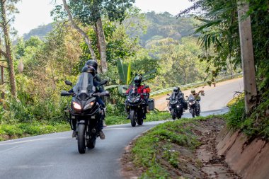 Tayland Chaing Rai 'de Kawasaki Versys 650 motosikletli kimliği belirsiz bir sürücü. 30 Aralık 2020