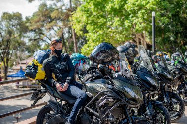 Tayland Chaing Rai 'de Kawasaki Versys 650 motosikletli kimliği belirsiz bir sürücü. 30 Aralık 2020