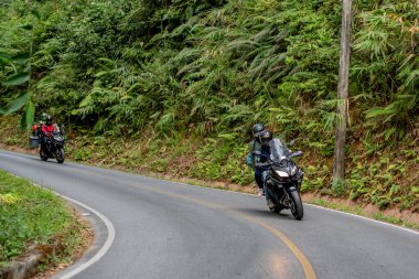 Tayland Chaing Rai 'de Kawasaki Versys 650 motosikletli kimliği belirsiz bir sürücü. 30 Aralık 2020