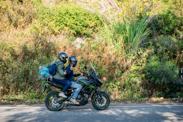 Неизвестный Велогонщик Мотоцикле Kawasaki Versys 650 Chaing Rai Таиланд — стоковое фото
