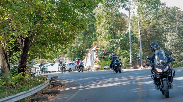 Tayland Chaing Rai 'de Kawasaki Versys 650 motosikletli kimliği belirsiz bir sürücü. 30