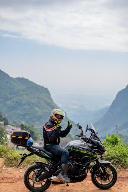 Tayland Chaing Rai 'de Kawasaki Versys 650 motosikletli kimliği belirsiz bir sürücü. 30 Aralık 2020