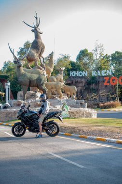 Tayland Chaing Rai 'de Kawasaki Versys 650 motosikletli kimliği belirsiz bir sürücü. 30 Aralık 2020