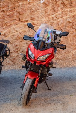 Kimliği belirsiz bir sürücü Kawasaki Versys 650 Suphanburi, Tayland. 20 Ocak 2021