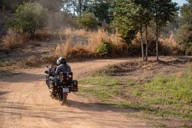 Kimliği belirsiz bir sürücü Kawasaki Versys 650 Suphanburi, Tayland. 20 Ocak 2021