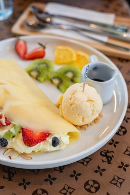 Soğuk krep, krep ve çilekli vanilyalı dondurma, tatlı ve tatlı.