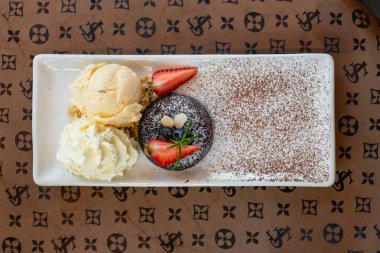 Vanilyalı lava keki, tatlı ve tatlı.