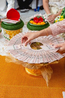 Geleneksel düğün hediyesi tepsisi