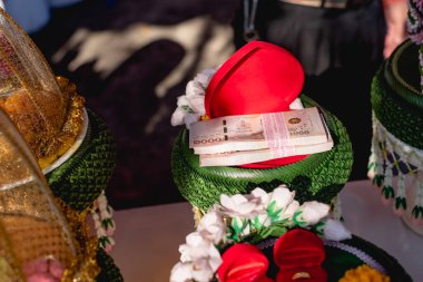 Geleneksel düğün hediyesi tepsisi