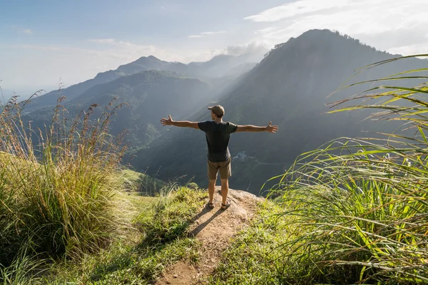 Man die aan de rand van kleine Adams Peak — Stockfoto