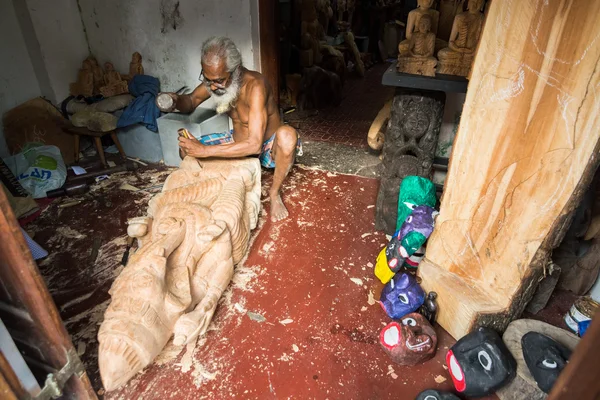 GALLE, SRI LANKA - GENNAIO 2016: falegname che lavora in officina — Foto Stock