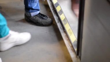 İnsanlar bir eşik adım. Ayak üzerinde el yakın çekim.