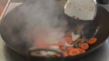 Sebze ve Wok tavada kızartma jambon dilimleri yakın çekim