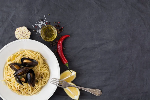 Pasta with mussels, lemons, chili pepper and spices — Stock Photo, Image